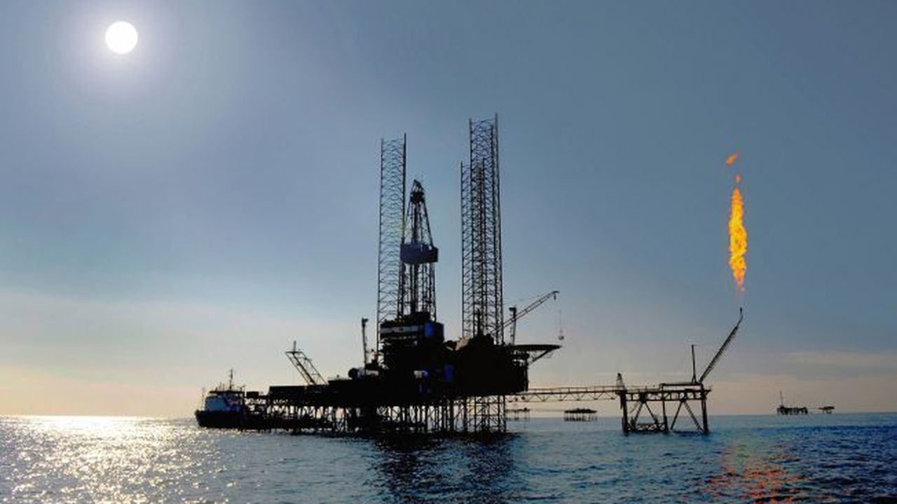 Jack-up-rig-in-the-caspian-sea