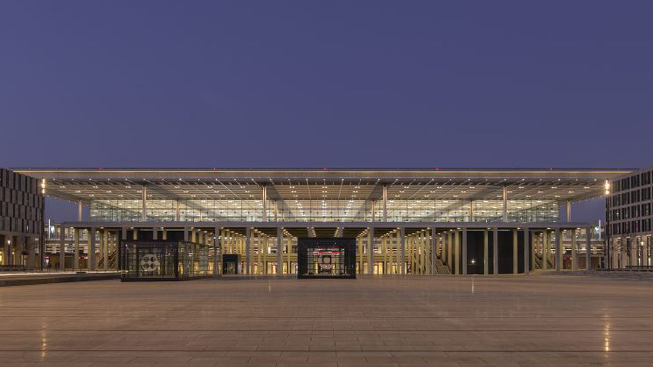 Berlin_Brandenburg_Airport_at_night