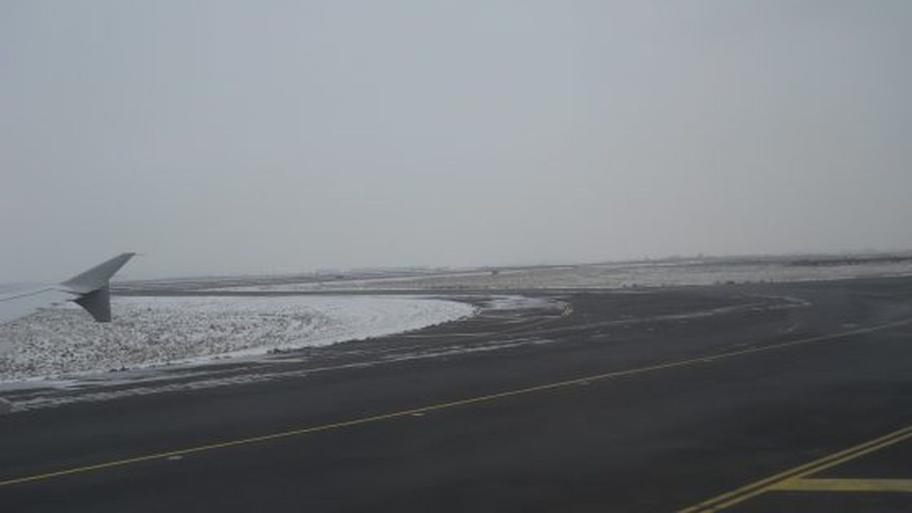 Runway,_Charles_de_Gaulle_Airport