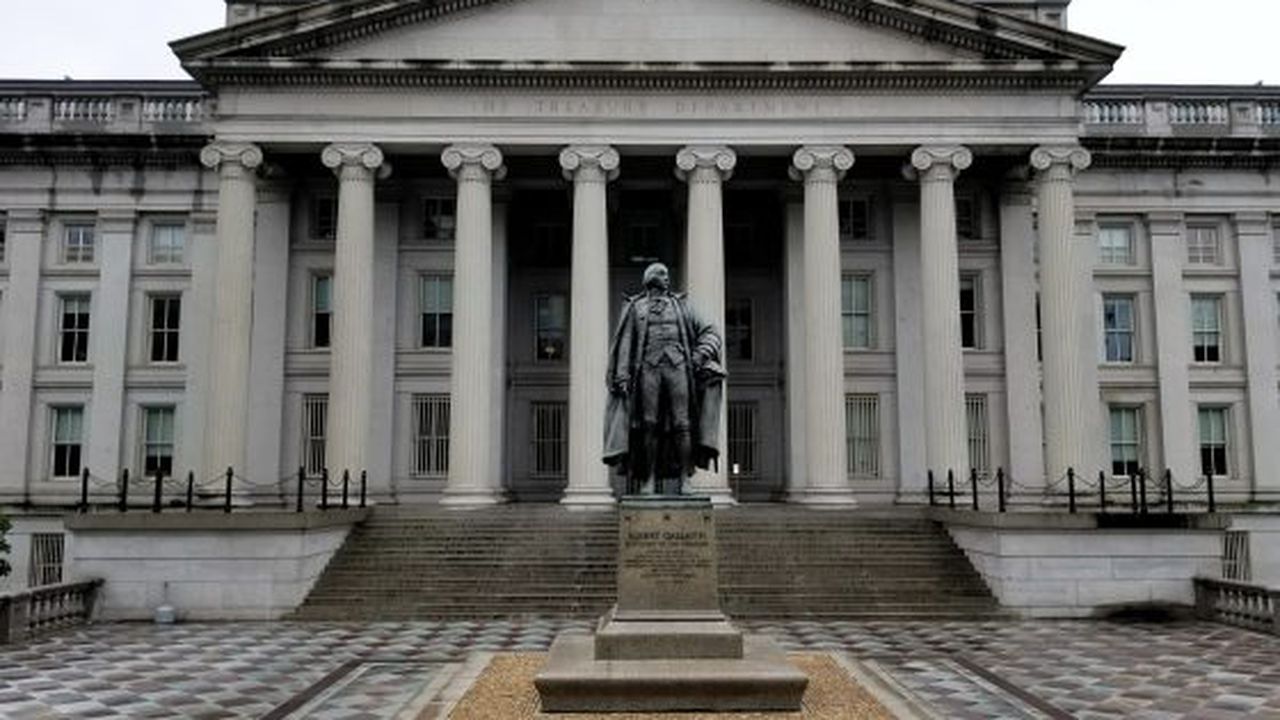 U.S._Treasury_Building_and_Albert_Gallatin_Statue