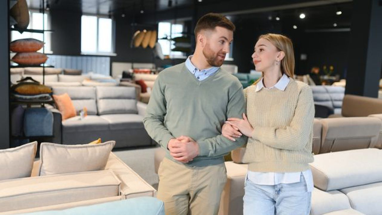 Couple,Choosing,Sofa,And,Pillows,At,Furniture,Store.