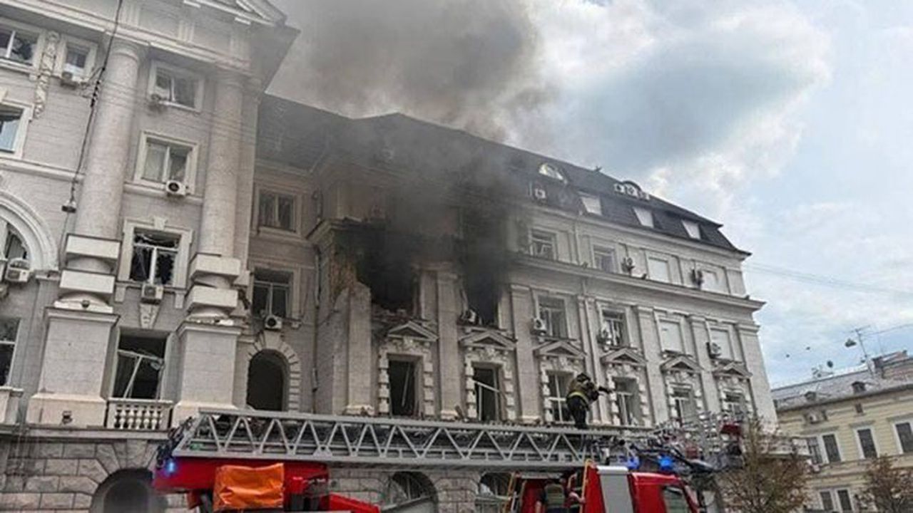 Sediul bombardat al Serviciului de Securitate al Ucrainei