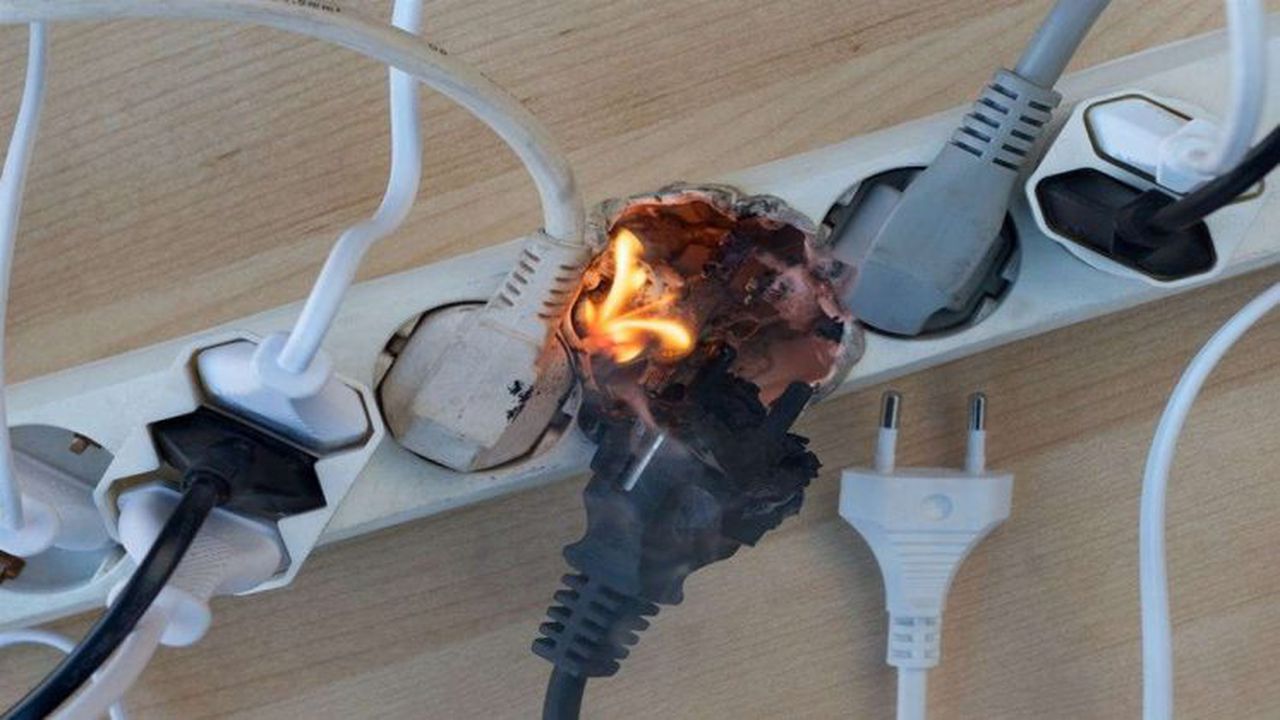 priza electric incendiu 7584985768593