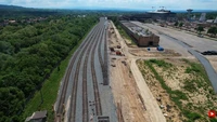 VIDEO Umbrărescu, noul „Malaxa” al României, înregistrează progrese la Oțelu Roșu. Rețeaua feroviară împânzește treptat fostul combinat