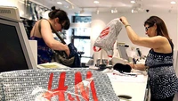 Restructurare la H&M. Gigantul european vrea să închidă de două ori mai multe magazine decât deschide. Planul pentru România