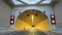 Cum arată acum primul tunel de autostradă din România, cel de pe autostrada A1 Sibiu-Pitești, care va fi dat curând în trafic. VIDEO cu traversararea integrală