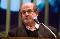 Salman Rushdie a fost conectat la un ventilator după operația suferită în urma atacului de la New York. Scriitorul a fost înjunghiat în gât și în abdomen
