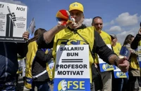 Sindicatele din Educaţie organizează marţi un miting în Piaţa Victoriei, urmat de un marş până la Palatul Cotroceni