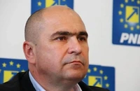 Update: Guvernul spune că premierul a muncit cinstit pentru banii aceia. Bolojan e acuzat că în 2007 a încasat și el 71 de salarii medii lunare ca membru al Comitetului Interministerial de la EximBank