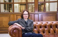 Elvira Nabiullina va rămâne până în 2027 în funcția de guvernator a Băncii Centrale a Rusiei, în ciuda atacurilor puternice. Ea se bazează pe susținerea personală a lui Putin – surse Reuters