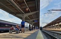 Drumul spre mare cu trenul direct: Oradea-Mangalia în 27 de ore. Trenul care a plecat ieri din Oradea are 7 ore întârziere