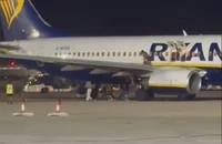 Mai multe persoane au fost rănite în urma unui incendiu izbucnit la bordul unui avion Ryanair aflat pe pista aeoportului din Mallorca