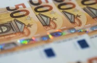 Leul s-a depreciat, marţi, în raport cu euro şi dolarul american