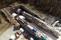 Calea ferată Brașov – Sighișoara: Lucrările care includ și cele mai lungi tuneluri feroviare se apropie de 60%