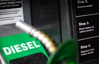 Criză carburanţi – Transportatorii cer modificarea legislaţiei astfel încât reducerea accizei la motorină să se reflecte în preţul real la pompă
