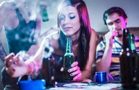 Dăm de 13 ori mai mulți bani pe țigări și băutură decât pe educație sau investiții. Pe ce își cheltuiesc românii banii și cu cât au crescut veniturile – Date INS
