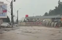 VIDEO Străzi inundate şi acumulări de apă în zona centrală a oraşului Buşteni; DN1 este închis