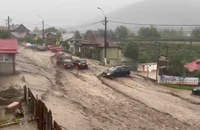 VIDEO Intervenţii pentru salvarea persoanelor blocate în autoturisme la Buşteni