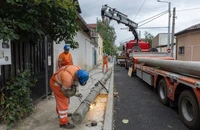 PMB a început înlocuirea vechilor stâlpi de beton din zona Bulevardului Expoziției