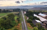 VIDEO Imagini spectaculoase cu lucrările de eliminare a restricțiilor de viteză pe 77 de kilometri de cale ferată din centrul țării