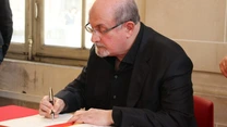 Scriitorul britanic Salman Rushdie a fost înjunghiat în timpul unui eveniment desfășurat la New York. El e în viață și a fost transportat la un spital