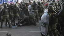Argentina – Ciocniri violente între poliţie şi protestatarii faţă de tăierea cheltuielilor sociale