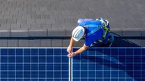 Panouri fotovoltaice de aproape 7 milioane euro pentru primării şi instituţii publice