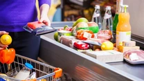 Șef la Auchan, condamnat pentru mită: Legume și fructe turcești neconforme. Suspiciuni și la alte lanțuri