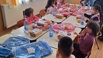 600 pachete cu hrană caldă au fost distribuite astăzi elevilor, în cadrul campaniei Ziua Meselor Școlare, organizată de Fundația Carmistin