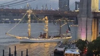 O navă mexicană cu pânze a lovit podul Brooklyn din New York. 2 morți
