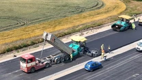 VIDEO Autostrada Transilvania A3: Construcții Erbașu a început lucrările de asfaltare pe lotul Suplacu de Barcău – Chiribiș