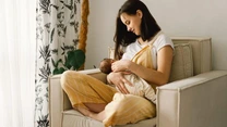 Bebeluș fericit, mamă liniștită: rolul alăptării în echilibrul emoțional