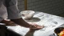 Salariile oferite bucătarilor: de la 3.000 euro net pentru chefi, de la 1.400 euro net pentru bucătar privat