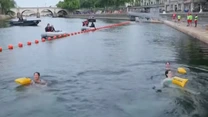 La Paris s-a dat starul sezonului de scăldat în Sena, sub stricta supraveghere a salvamarilor