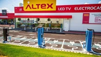 Altex pune stații de încărcare a mașinilor electrice în parcările magazinelor