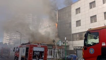 Incendiu în Bucureşti. Un hotel dintr-un cartier foarte aglomerat a luat foc, toată zona este blocată (VIDEO)