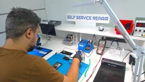 S-a deschis primul service din România unde îți poți repara singur telefonul