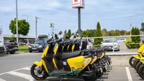 Glovo dezvoltă o rețea integrată de încărcare și schimb rapid al bateriilor mașinilor electrice
