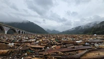 Hidroelectrica a început degajarea deşeurilor de pe acumularea Izvorul Muntelui-Bicaz