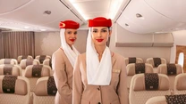 Emirates caută sterwardese la București, Cluj-Napoca și Iași pentru Dubai. Salarii de peste 3.000 de dolari/lună