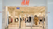 H&M introduce plata în rate, în urma unui parteneriat cu banca digitală Klarna