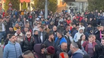 Sute de mineri protestează în fața sediului CE Oltenia din Târgu Jiu