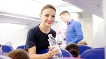 Schimbare majoră în avioanele Wizz Air: Trucul de pe telefon prin care primești mâncarea înaintea tuturor, fără să mai aștepți căruciorul