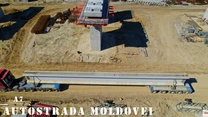 VIDEO Autostrada Focșani – Bacău: UMB montează grinzi la viaductul uriaș peste mlaștină, ultima mare „redută” de cucerit pe A7