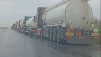 VIDEO Coadă uriașă de cisterne în fața rafinăriei Petromidia, așteptând să încarce carburanți