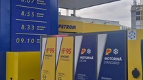 Haos în benzinării. Unele ieftinesc carburanții, altele îi scumpesc. Care ar fi explicația și cât costă acum benzina și motorina
