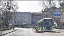 „Tramvaiul corporatiștilor”. Ce zice STB despre peroanele liniei 5, considerate de unii călători prea înguste