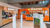 Premieră: Restaurant comun Burger King și Popeyes. Cele două lanțuri deschid într-un spațiu comun, în București