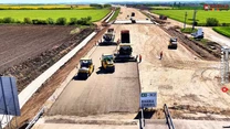 VIDEO Autostrada Transilvania: Selina lucrează cu peste 430 de muncitori pe lotul Chiribiș – Biharia, ajuns la 42%