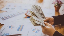 Cum aleg firmele între factoring și scontare în funcție de tipul clienților